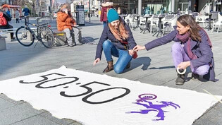 50 Prozent Frauen: Das Frauenstreikkollektiv Graubünden forderte am Internationalen Tag der Frau 2022 das Stimmvolk dazu auf, mehr Frauen in die Politik zu wählen. 

