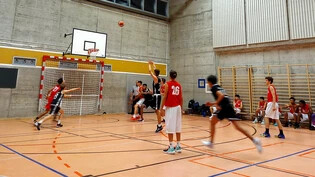Gut gezielt: Der Basketballclub Glarus kann auf eine erfolgreiche Saison zurückblicken, so wie hier im Bild das U18-Team des Vereins.