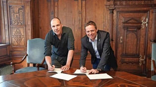Unter Dach und Fach: Stadtrat Patrik Degiacomi (rechts) und Rolf Caflisch, Co-Präsident des Vereins Kulturraumnetzwerk, unterzeichnen die Leistungsvereinbarung.                    