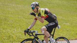Ein Snack Zwischendurch: Colin Stüssi verpflegt sich während der vierten Etappe der Österreich-Rundfahrt – und hat noch mehr Hunger auf Erfolge.
