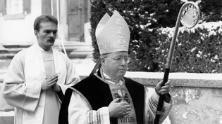 Erzkonservativ: Wolfgang Haas war von Mai 1990 bis Dezember 1997 Oberhaupt des Bistums Chur. Der erzkonservative Bischof, fotografiert auf dem Hof in Chur, zeigt sich nach einem Gottesdienst den Gläubigen.