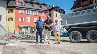 Am Dorfplatz in Tamins darf gebaut werden:  Es freuen sich (von links) Peter Kreienbühl von der Cresta Immobilien AG, Architekt Marcel Caminada und Gemeindepräsident Martin Wieland. 