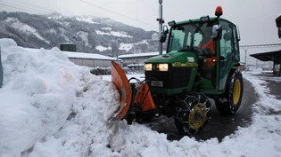 Die Schneeräumung als Beispiel: Als Argument gegen einen zentralen Werkhof wurde mit der Schneeräumung in den Dörfern argumentiert. Weil der Weg vom zentralen Werkhof in Näfels zur Schneeräumung in den Dörfern weiter sei. 