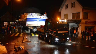 In der Nacht auf den 26. Oktober wird das Motorschiff Schwyz per Lastwagen durch Wangen transportiert.