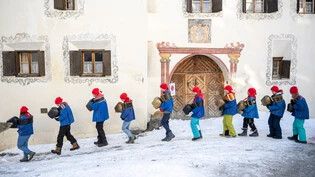 Tradition in Graubünden: Am 1. März finden vielerorts die traditionellen Chalandamarz-Umzüge statt. Hier ein Bild aus Guarda.