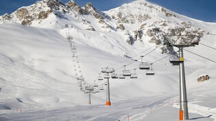 Nachhaltigkeit: Da das Skigebiet Minschuns in der Val Müstair nicht mit einer Sessel- oder Gondelbahn erschlossen ist, werden Touristen in einem Pilotversuch zukünftig mit E-Bussen ins Skigebiet gebracht. 