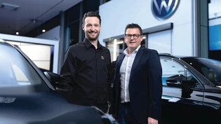 Der neue und der alte Besitzer: Cesare Tondo (links) übernimmt mit der Garage Tondo AG die Auto Sauter AG in Netstal von Daniel Sauter. 