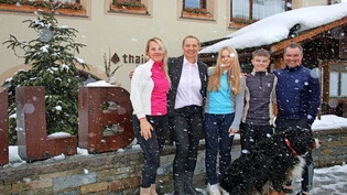 Kommen seit fast zehn Jahren ins Hotel «Albana»: Maren, Nora-Liisa, Nils-Eric und Sten-Eric Uibo, zusammen mit Hotelchefin Malvika Bosshard (Zweite von links) und Hotelhündin Bäri.