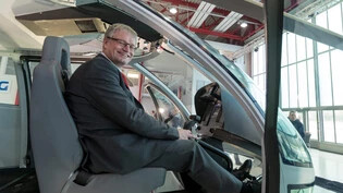Ende November 2013: Der Geschäftsführer der Marenco Swisshelicopter und Helikopterpilot Martin Stucki sitzt in einem Hangar in Mollis im Cockpit des ersten, von ihm entwickelten Prototyps des Modells SH09.