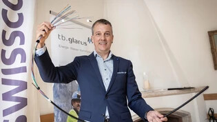 Vor rund einem Jahr: Für die Technischen Betriebe Glarus vereinbart Geschäftsführer Martin Zopfi-Glarner die Zusammenarbeit mit der Swisscom für den Bau des Glasfasernetzes in der ganzen Gemeinde. Jetzt laufen diese Arbeiten.