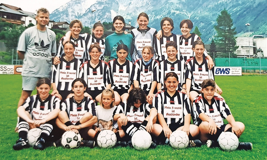 Im Jahr 1996: die erste Frauenmannschaft im Kanton des FC Schwanden mit Kathrin Meier (Mitte, Dritte von rechts).