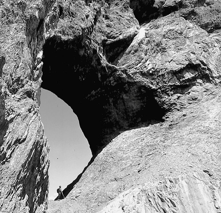 Tourenziel in spannender Umgebung: Das Martinsloch hat eine dreieckige Form und ist rund 22 Meter breit und 19 Meter hoch – für geübte Bergwanderinnen und Bergwanderer gibt es Touren zum Felsenfenster.